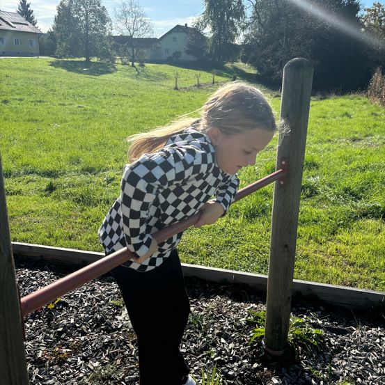 Bild enthält, Grass, Person, Photography, Portrait, Park, Tree, Pants, Soil, Vegetation, Grassland