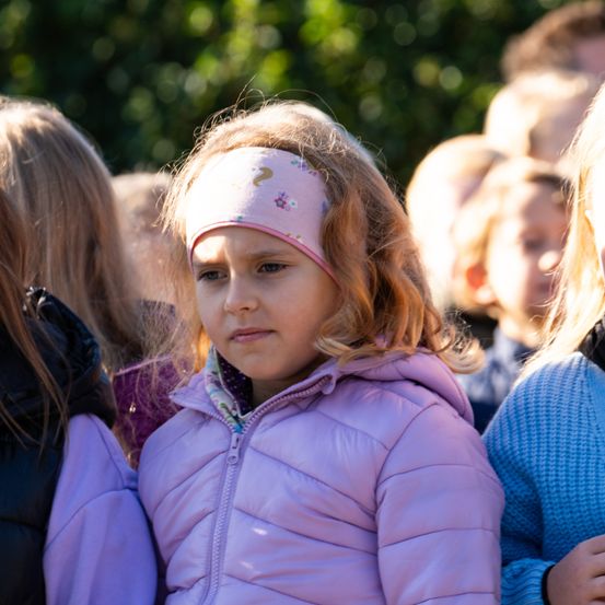 Bild enthält, Finger, Person, Jacket, Child, Female, Girl, Face, People, Accessories, Necklace