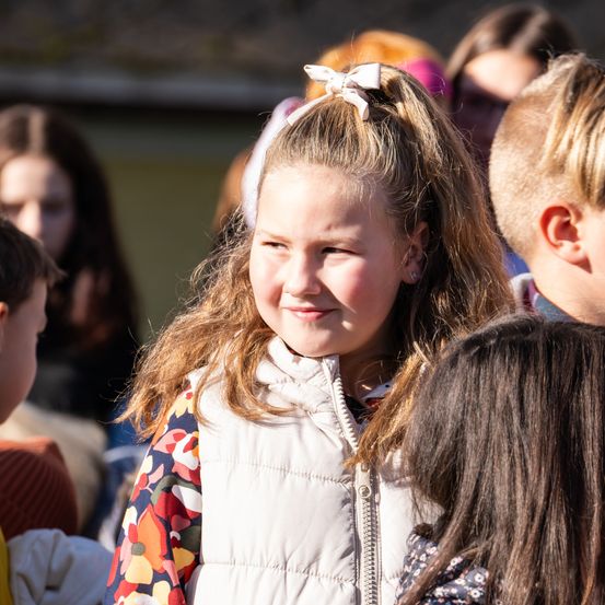 Bild enthält, Face, Head, Person, Smile, People, Child, Female, Girl, Portrait, Boy