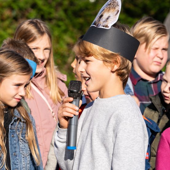 Bild enthält, Electrical Device, Microphone, Child, Female, Girl, Person, Teen, Jacket, Face, Head