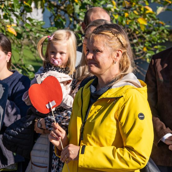 Bild enthält, Coat, Jacket, Adult, Female, Person, Woman, Male, Man, Child, Girl