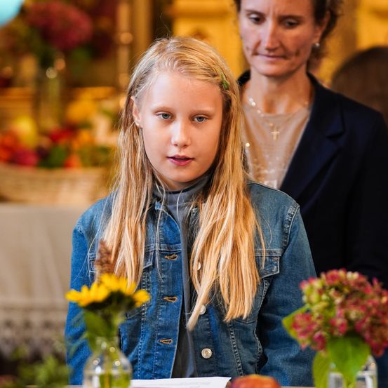 Bild enthält, Flower, Flower Arrangement, Flower Bouquet, Child, Female, Girl, Person, Face, Ikebana, Coat