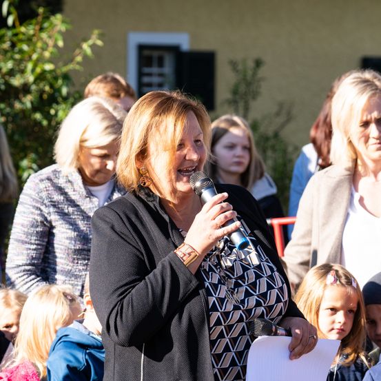 Bild enthält, Adult, Female, Person, Woman, Boy, Child, Male, Crowd, Girl, Head