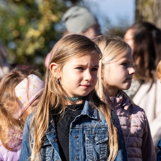 Bild enthält, Coat, Jacket, Blonde, Person, Child, Female, Girl, Boy, Male, Woman