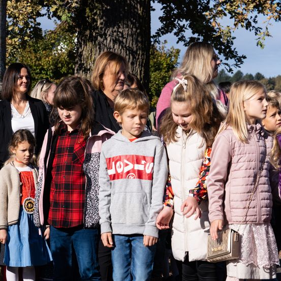 Bild enthält, Adult, Female, Person, Woman, Pants, Jeans, Child, Girl, People, Boy