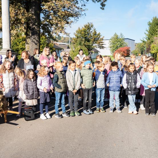 Bild enthält, Person, Walking, People, Pants, Jeans, Shoe, Coat, Jacket, College, Tree