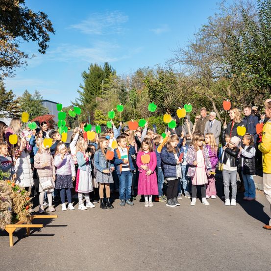 Bild enthält, People, Person, Clothing, Coat, Jeans, Shoe, Walking, Jacket, Tree, Parade