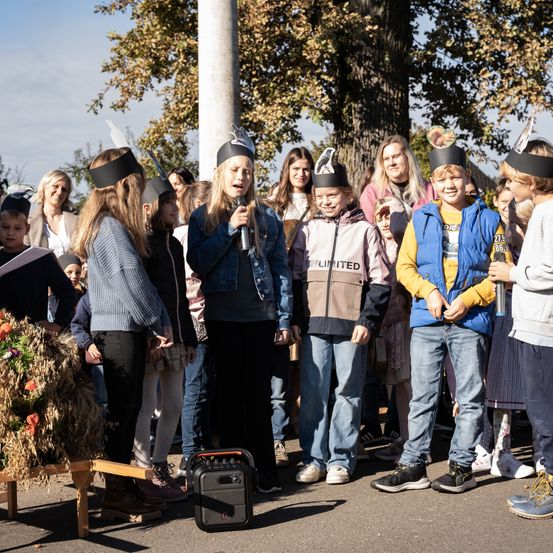 Bild enthält, Adult, Female, Person, Woman, Jacket, Jeans, Pants, Shoe, People, Face