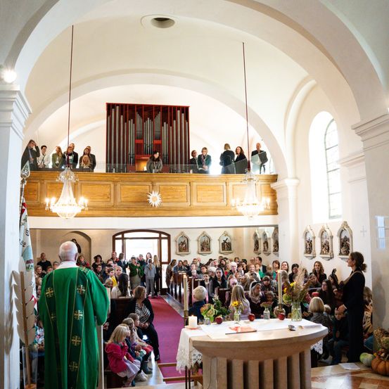 Bild enthält, Altar, Building, Prayer, Person, People, Floor, Flooring, Flower Arrangement, Bishop, Indoors