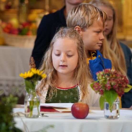 Bild enthält, Flower, Flower Arrangement, Flower Bouquet, Child, Female, Girl, Person, Face, Head, Candle