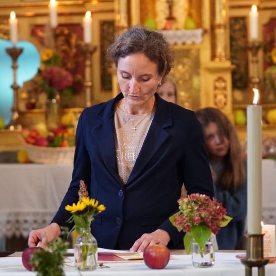 Bild enthält, Flower, Flower Arrangement, Flower Bouquet, Adult, Bride, Female, Person, Woman, Candle, Face