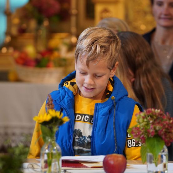 Bild enthält, Flower, Flower Arrangement, Flower Bouquet, Ikebana, Child, Female, Girl, Person, Face, Candle