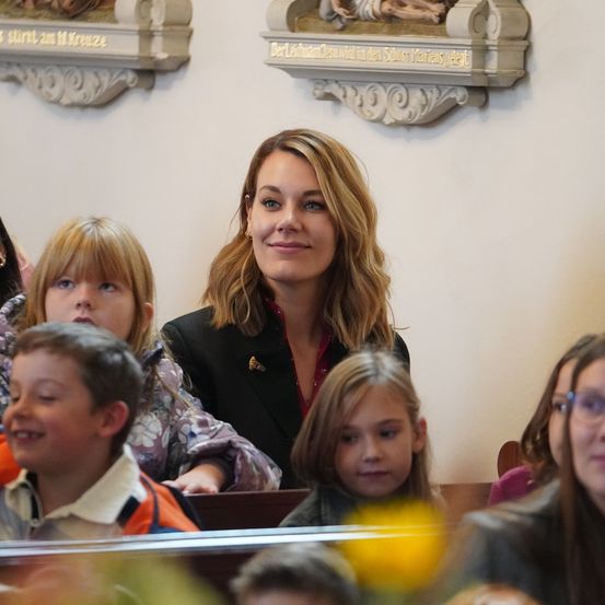 Bild enthält, People, Person, Adult, Female, Woman, Child, Girl, Face, Glasses, Crowd