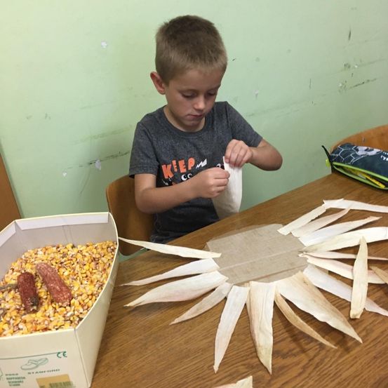 Bild enthält, Boy, Child, Male, Person, Food