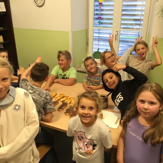 Bild enthält, Dining Room, Dining Table, Table, Person, Photography, Portrait, People, Lunch, Meal, T-Shirt