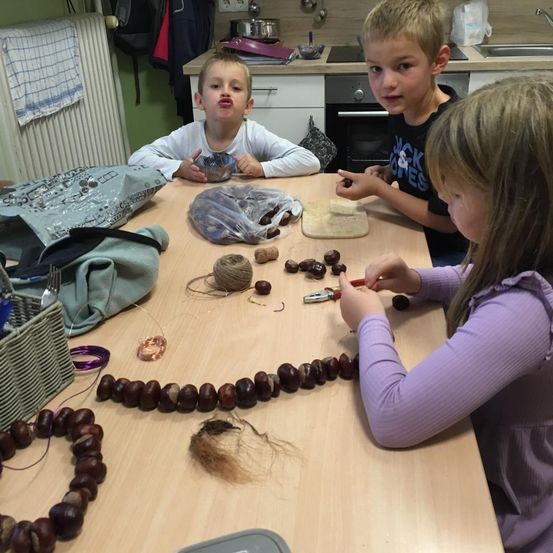Bild enthält, Furniture, Table, Accessories, Tabletop, Boy, Child, Male, Person, Electronics, Phone