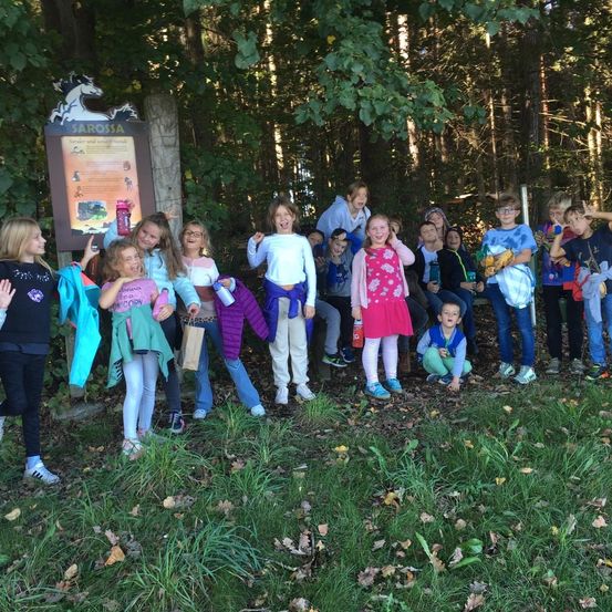 Bild enthält, Grass, Grove, Land, Park, Tree, Vegetation, Woodland, Pants, Photography, Portrait