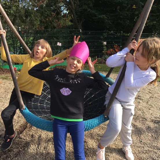 Bild enthält, Grass, Outdoors, Park, Photography, Portrait, Play Area, Outdoor Play Area, Tree, Vegetation, Backyard