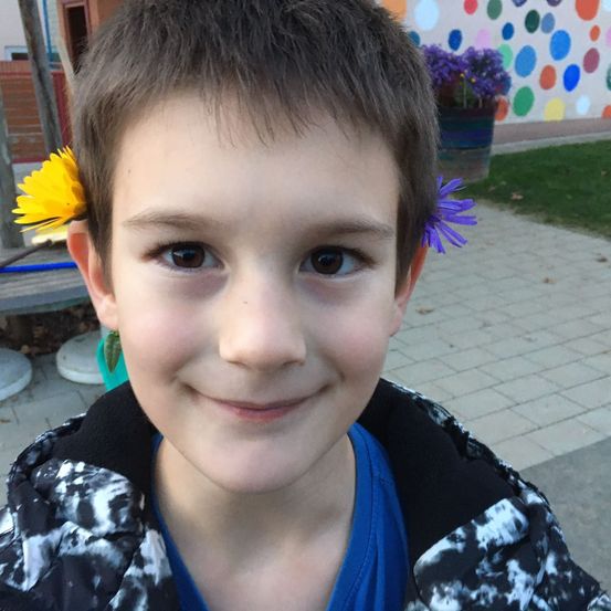 Bild enthält, Face, Head, Person, Photography, Portrait, Potted Plant, Backyard, Grass, Boy, Child