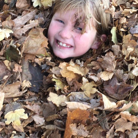 Bild enthält, Face, Head, Leaf, Person, Photography, Portrait, Tree, Vegetation, Rock, Laughing