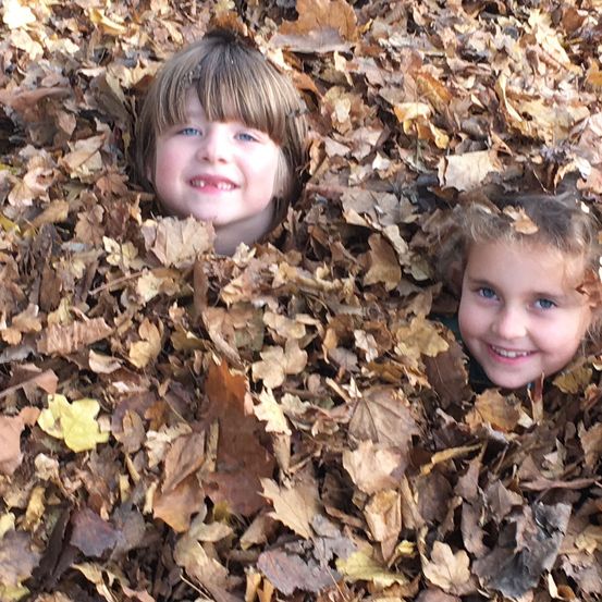 Bild enthält, Face, Head, Leaf, Person, Photography, Portrait, Vegetation, Tree, Laughing, Smile
