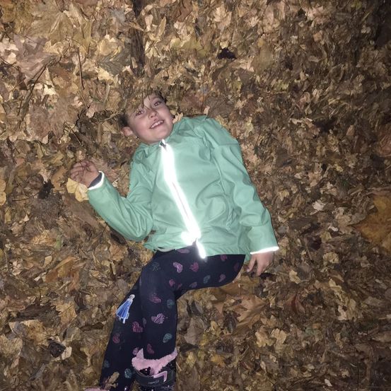 Bild enthält, Pants, Face, Person, Photography, Portrait, Coat, Soil, Jacket, Outdoors, Vegetation