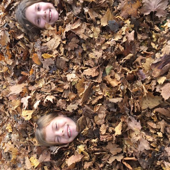 Bild enthält, Leaf, Plant, Face, Head, Person, Photography, Portrait, Tree, Vegetation, Laughing