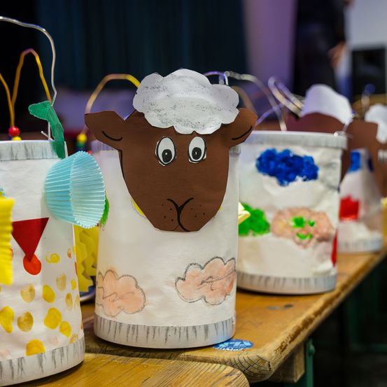 Bild enthält, Cream, Dessert, Food, Icing, People, Person, Birthday Cake, Cake