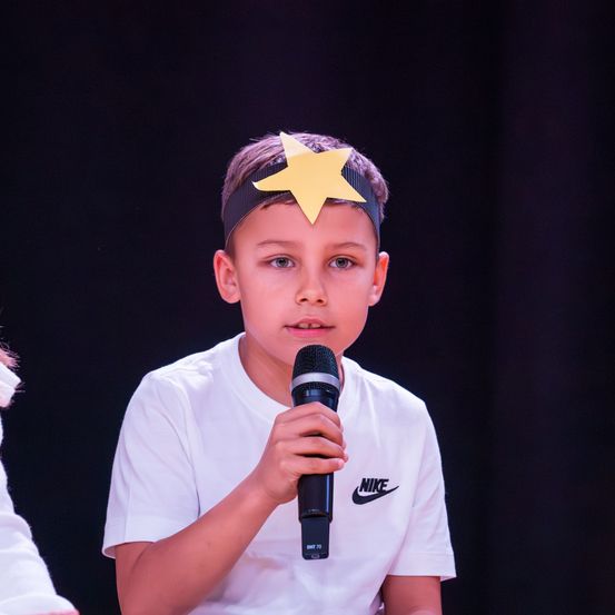 Bild enthält, Microphone, Finger, Hand, Person, People, Crowd, Face, Head, Audience, Shirt