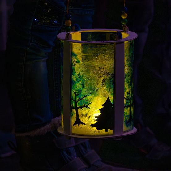 Bild enthält, Lamp, Lighting, Person