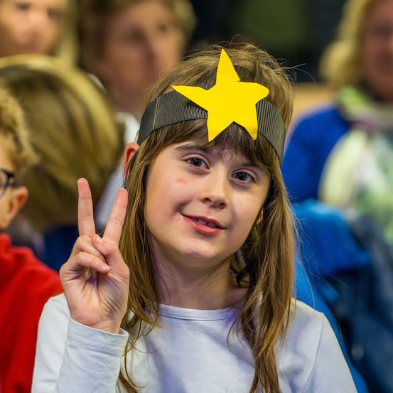 Bild enthält, Finger, Hand, Person, Child, Female, Girl, Glasses, People, Boy, Male