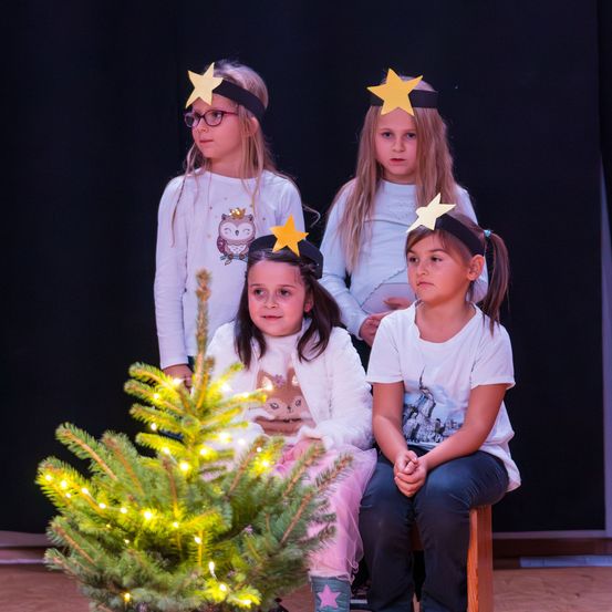 Bild enthält, People, Person, Child, Female, Girl, Stage, Face, Flower Arrangement, Hat, Glasses
