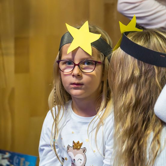 Bild enthält, Clothing, Costume, Person, Accessories, Glasses, Face, Head, People, Coat