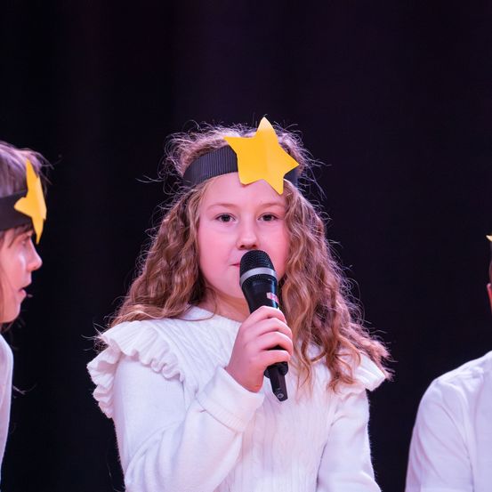 Bild enthält, Electrical Device, Microphone, People, Person, Body Part, Finger, Hand, Face, Head