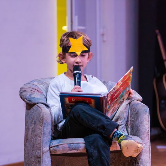 Bild enthält, Finger, Person, Couch, Furniture, Microphone, Adult, Female, Woman, Face, Guitar