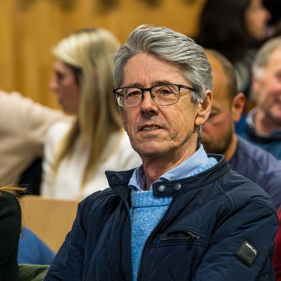 Bild enthält, People, Person, Coat, Jacket, Adult, Male, Man, Female, Woman, Face