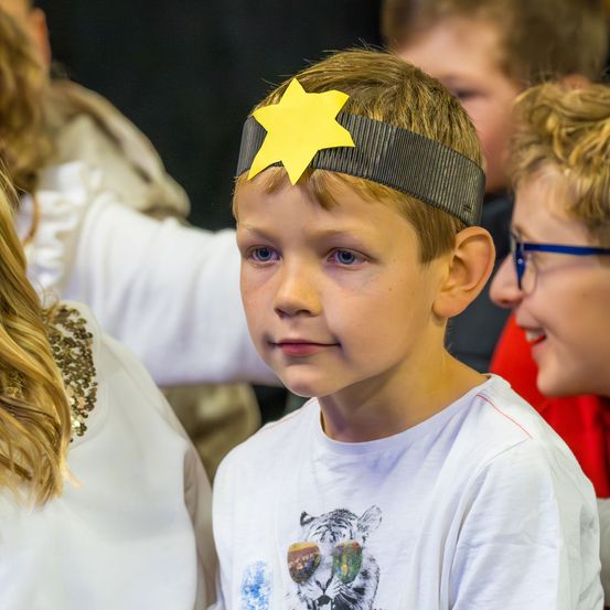 Bild enthält, Boy, Child, Male, Person, People, Face, Head, Finger, Accessories, Glasses