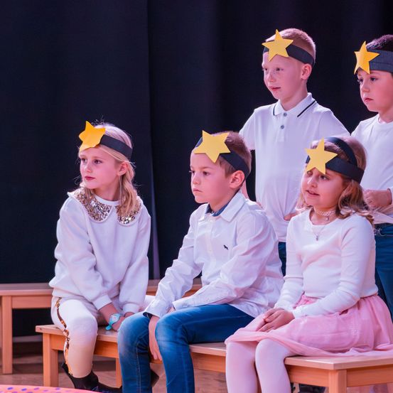 Bild enthält, Stage, People, Person, Child, Female, Girl, Boy, Male, Adult, Woman