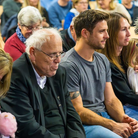 Bild enthält, People, Person, Adult, Male, Man, Child, Female, Girl, Head, Face