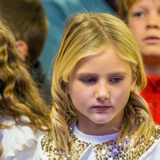 Bild enthält, Blonde, Person, Child, Female, Girl, Face, Head, People, Portrait, Accessories