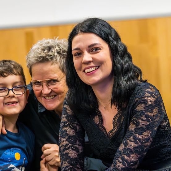 Bild enthält, Face, Happy, Head, Person, Smile, Adult, Female, Woman, Laughing, Child