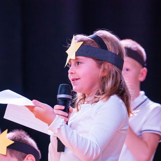 Bild enthält, People, Person, Microphone, Adult, Female, Woman, Finger, Baby, Crowd, Face