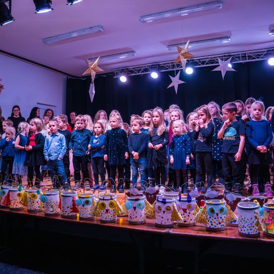 Bild enthält, People, Person, Group Performance, Urban, Celebrating, Face, Head, Stage
