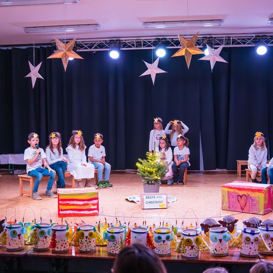 Bild enthält, Stage, People, Person, Boy, Child, Male, Plant, Shoe, Face, Head