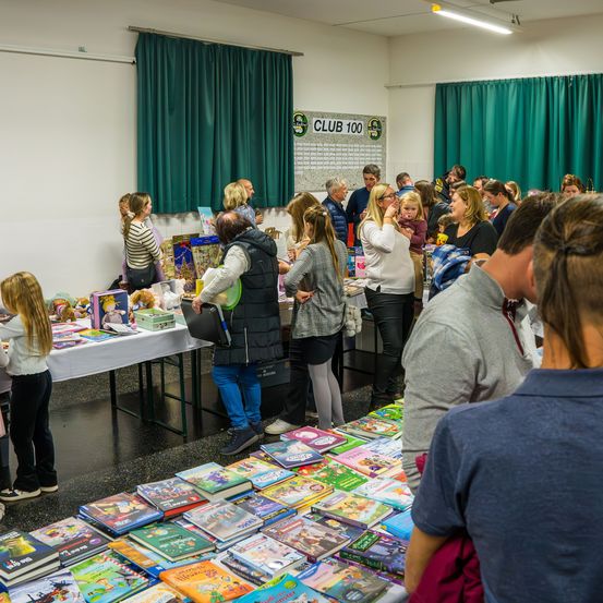 Bild enthält, Person, Child, Female, Girl, Book, Publication, Adult, Woman, People, Indoors