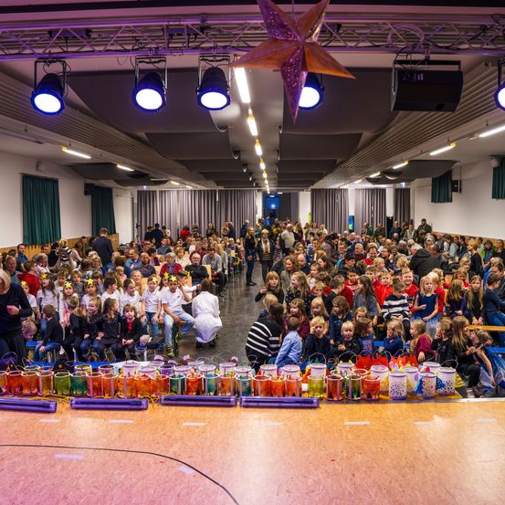 Bild enthält, People, Person, Building, Classroom, Indoors, School, Crowd, Hall, Audience, Lecture