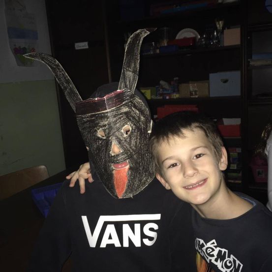 Bild enthält, Face, Head, Person, Photography, Portrait, T-Shirt, Costume, Glasses, Teeth, Man