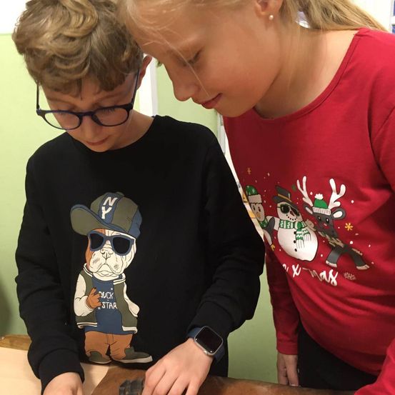 Bild enthält, T-Shirt, Glasses, Face, Person, Portrait, Boy, Child, Male, Blade, Weapon