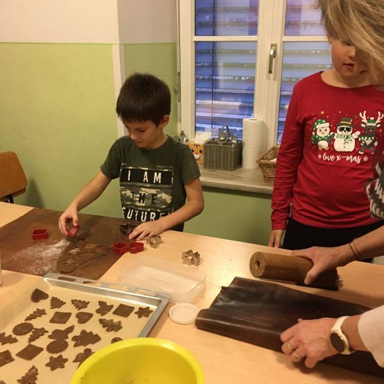 Bild enthält, Food, Sweets, Cookie, Boy, Child, Male, Person, Table, Ring, Weapon