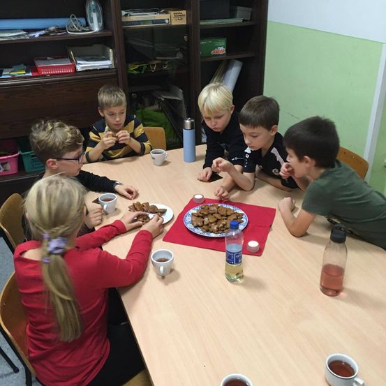 Bild enthält, Dining Room, Dining Table, Furniture, Table, Lunch, Meal, Boy, Child, Male, Person